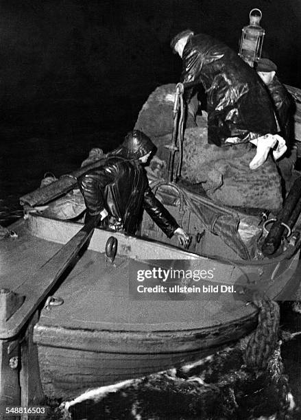 Germany : A pilot cutters delivering mail and food at night in heavy sea - 1933 - Photographer: Kurt Huebschmann - Vintage property of ullstein bild