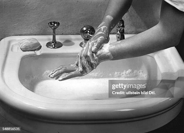 Woman is washing her hands - Photographer: Fotografisches Atelier Ullstein - Published by: 'Das Blatt der Hausfrau' 01/1931 Vintage property of...