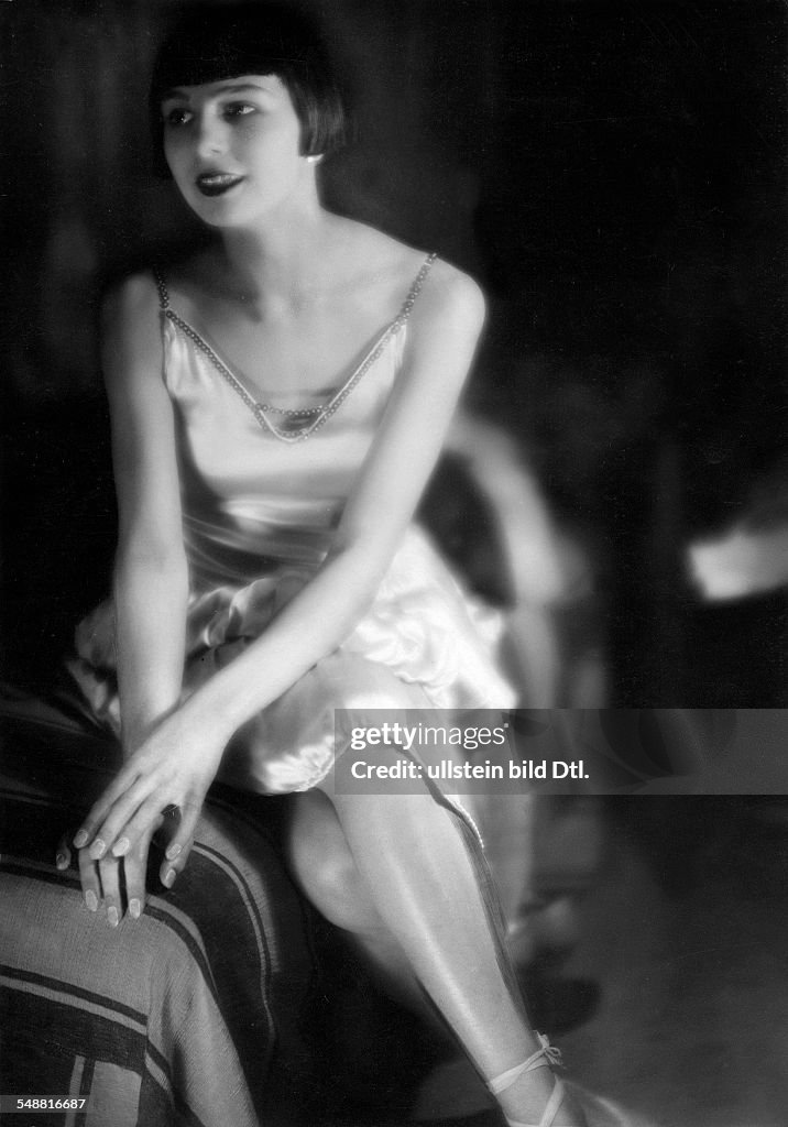 Young woman in a dance dress - Photographer: Fotografisches Atelier Ullstein - 1931 Vintage property of ullstein bild