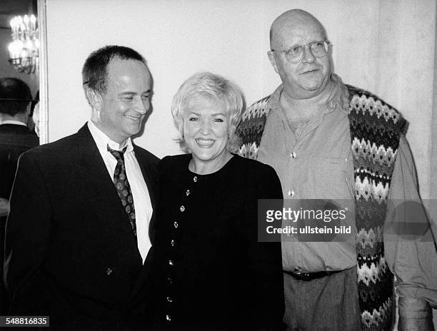 Milster, Angelika *- Saengerin, Schauspielerin, D - mit ihrem zweiten Ehemann Andre Bauer und dem Schauspieler Gert Haucke - November 1994