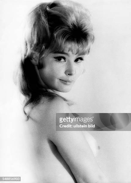 Nude photograph: blond topless woman - 1967 - Photographer: Jochen Blume - Vintage property of ullstein bild
