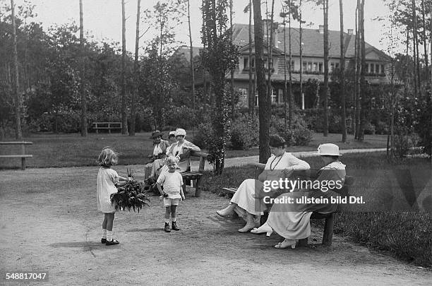 Germany Free State Prussia Berlin Berlin: Children and women at the new spa park near the station Heerstrasse, Westend - 1919 - Photographer: Ludwig...