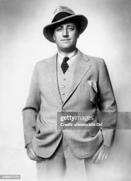 Riavez, Jose - Opera singer, Tenor, Spain *10.02.1890-1958+ - Portrait in suit and hat - 1930 - Photographer: Mario von Bucovich Vintage property of...