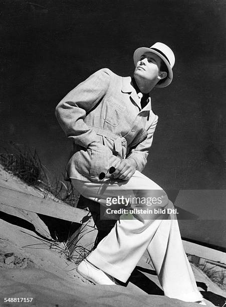 Menswear - Summer Fashion: an with white gabardine pants and natural-colored linen jacket to it a dark blue polo shirt model: Benedict - 1938 -...