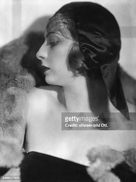 Woman wearing a black silk hat - Portrait, side-face - around 1930 - Photographer: Kitty Hoffmann - Published by: 'Berliner Morgenpost' Vintage...