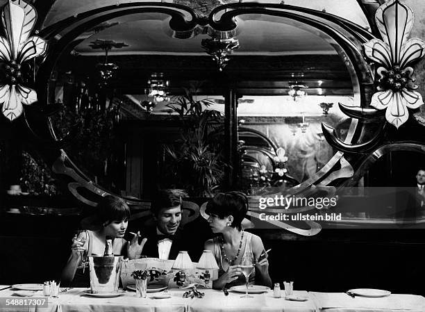 Guests in the restaurant 'Maxim's# - 1976 - Photographer: Jochen Blume - Published by: 'Berliner Morgenpost' Vintage property of ullstein bild