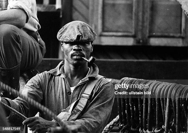 Republic of South Africa : woker with a pipe in a diamond mine - 1960 - Photographer: Jochen Blume - Vintage property of ullstein bild