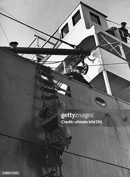 Germany : a pilot boarding a ocean liner - 1933 - Photographer: Kurt Huebschmann - Published by: 'Sieben Tage' 02/1934 Vintage property of ullstein...