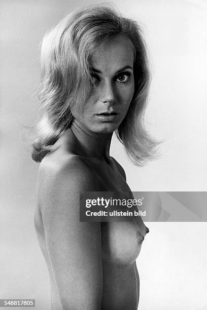 Nude photograph: blond topless woman - 1967 - Photographer: Jochen Blume - Vintage property of ullstein bild