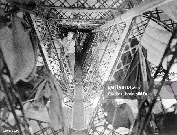 Polar flight of the LZ 127 'Graf Zeppelin': - in the walkway of the airship - - Photographer: Walter Bosshard - Vintage property of ullstein bild