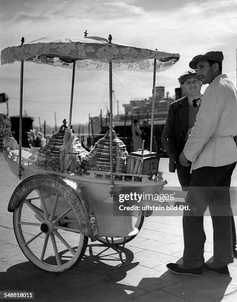 Italy Veneto Venezia Iceman man with his cart - 1939 - Photographer: Hedda Walther - Published by: 'Die Dame' 10/1939 Vintage property of ullstein...