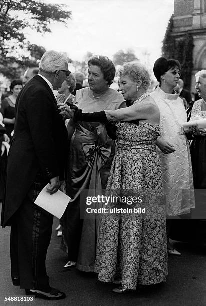 Federal Republic of Germany Bavaria Bayreuth: Bayreuth Festival, guests - 1962 - Photographer: Jochen Blume - Vintage property of ullstein bild