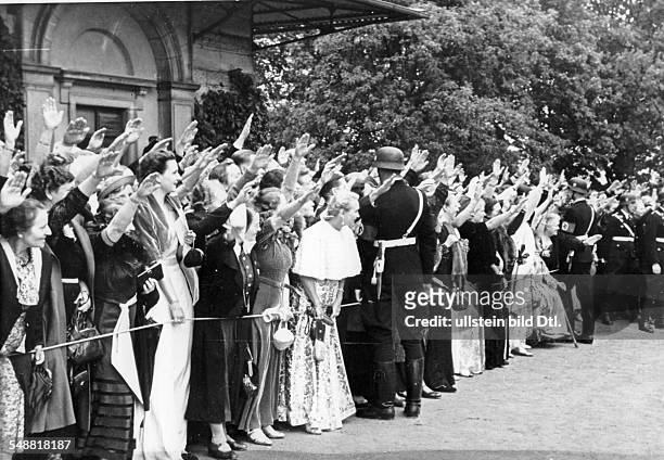 Guests at the Bayreuther Festspiele are waiting for Adolf Hitler to arrive and sow the Hitler salute - 1939 - Photographer: Presse-Illustrationen...