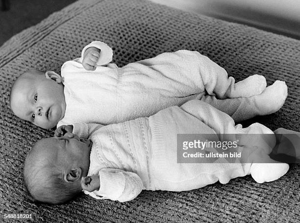 Children: two infants in romper suits - 1971 - Photographer: Jochen Blume - Vintage property of ullstein bild