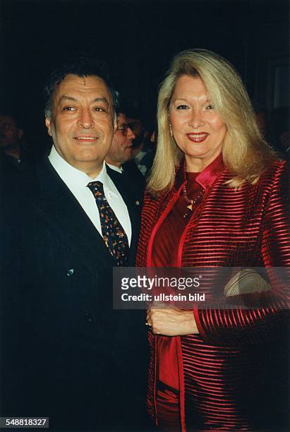 Mehta, Zubin *- Musiker, Dirigent, Indien mit Ehefrau Nancy Kovack, amerikanische Schauspielerin - 1995