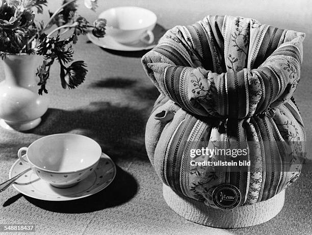 Coffee cosy 'Yvonne' - 1954 - Photographer: Ewald Gnilka - Published by: 'B.Z.' Vintage property of ullstein bild