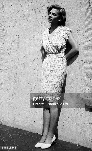 Eva Boros, Hungary - Ganzkoerperaufnahme - Photographed in Paris - 1932 - Photographer: Bill Brandt - Published by: 'Der Querschnitt' 04/1932 Vintage...