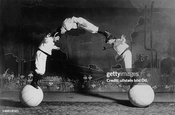 The Juergens troupe during an artistic performance at the Passage-Theatre in Berlin - 1904 - Photographer: Zander & Labisch - Published by: 'Berliner...