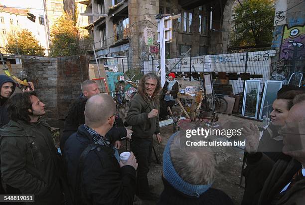 Kunsthaus Tacheles in der Oranienburger Strasse, Gerichtsvollzieher liess die Freiflaeche mit den Metall-Ateliers im Innenhof zum Teil raeumen. 10...