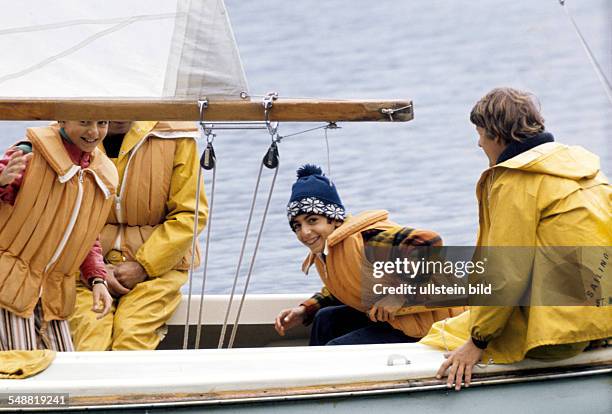 Prinz Reza Cyrus Pahlavi mit Schwester Farahnaz beim Segeln auf dem Silser See, Engadin