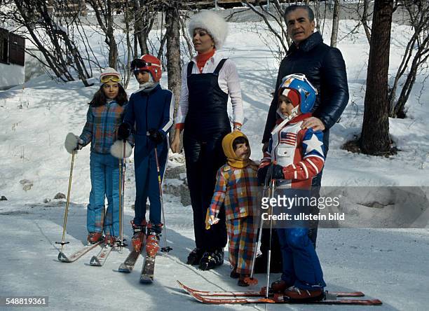Mohammad Reza Schah Pahlavi mit Ehefrau Farah Diba und den Kindern Farahnaz, Reza Cyrus, Leyla, Reza zum Wintersport in St.Moritz