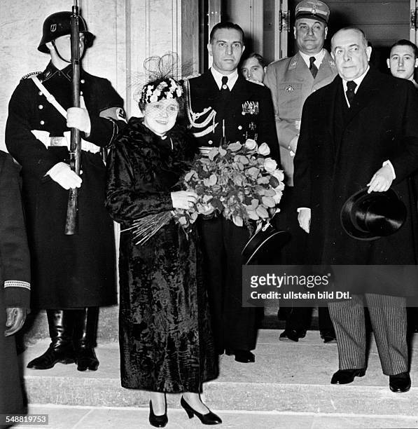 Mastny, Voytech - Diplomat, CS *18.03.1874-1954+ - with his wife Zdenka leaving the Reich Chancellery after the farewell reception by Adolf Hitler;...
