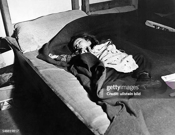 Sleeping child - 1970 - Photographer: Jochen Blume - Vintage property of ullstein bild