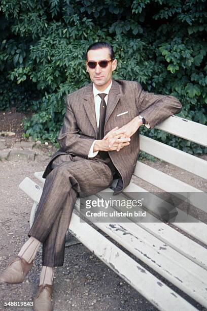 Deutschland - Mann mit Anzug und Sonnenbrille in einem Park auf einer Parkbank