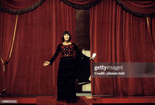 Mireille Mathieu - Saengerin, bei Proben in Muenchen, um 1974