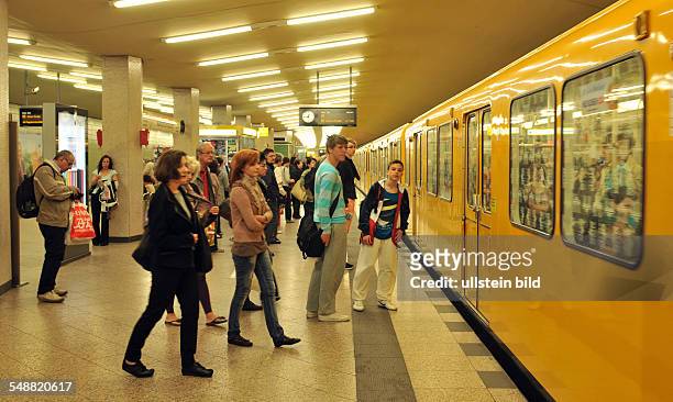 Berlin - U-Bahn, Bahnsteig, Passagiere