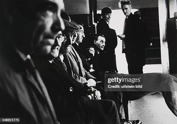 Nordirland, Londonderry: Unemployed men in front of the job centre.