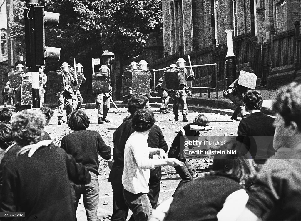 GBR, Northern Ireland, Londonderry: Street battle in Londonderry.