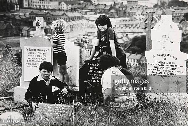 Northern Ireland, Londonderry: The Carrs visiting the grave of Jimmy the IRA soldier and oldest brother of Peter who blew himself up making a bomb in...