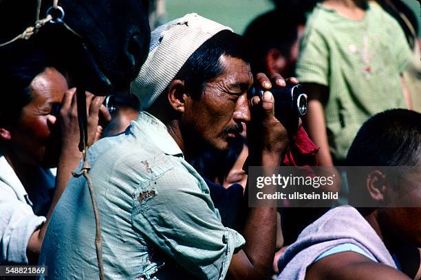 Mongolia, spectator of the horse races at the Naadam festival in Tsertserleg, Arhangay province.