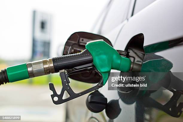 Ein Zapfhahn für Benzin bei einer Tankstelle. Tanken eines Autos
