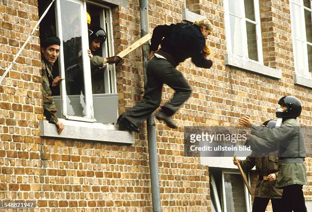 Belgium: Members of the VMO try to escape from the police.