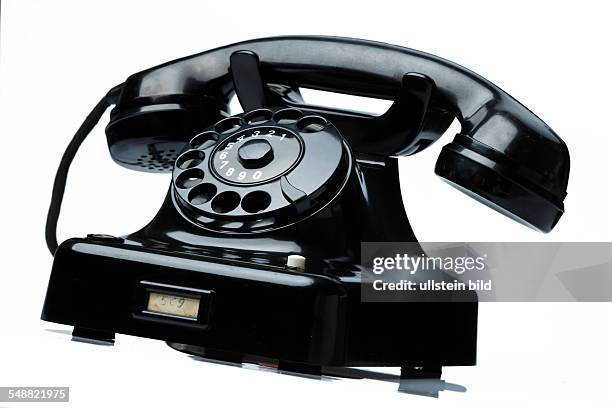 Ein antikes, altes Festnetz Telephon. Telefon auf weißem Hintergrund.