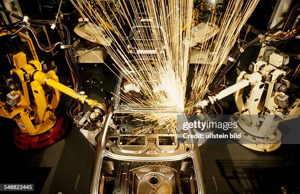 Germany, Baden-Wuerttemberg, Stuttgart: Automation in the car industry. Welding robots at Daimler in Stuttgart