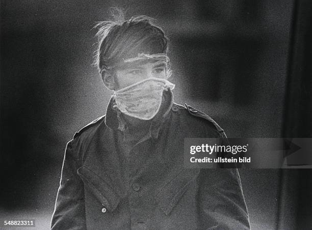 Northern Ireland, Londonderry: Young boy during a street battle