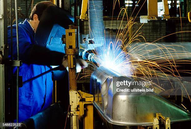 Germany: Factory Allgaier, Uhingen. Reservoir production. Shrink-wrapping of brackets. -