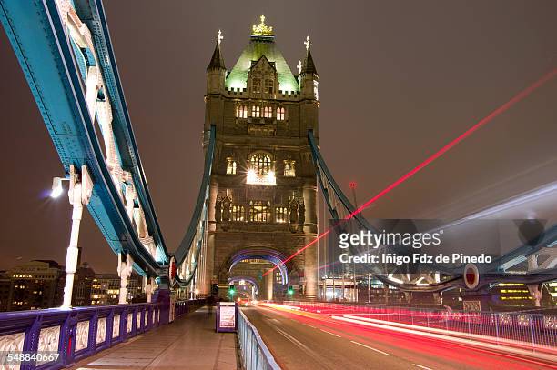the tower bridge. - londres inglaterra stock pictures, royalty-free photos & images