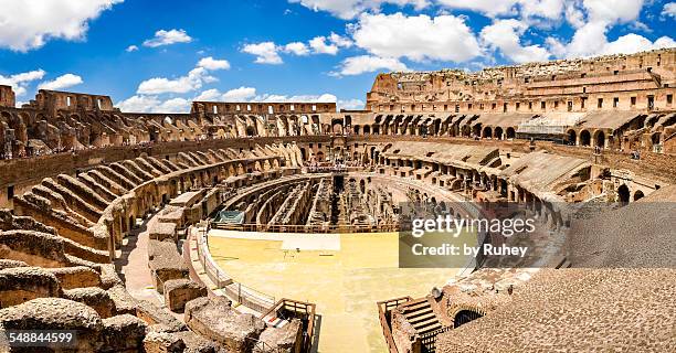 coliseum panorama - coliseo romano fotografías e imágenes de stock