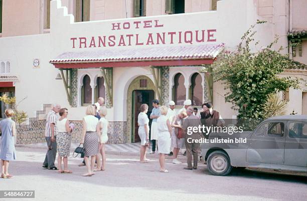 Marocco - Hotel Transatlantique, guests in front of the entrance - 1960s