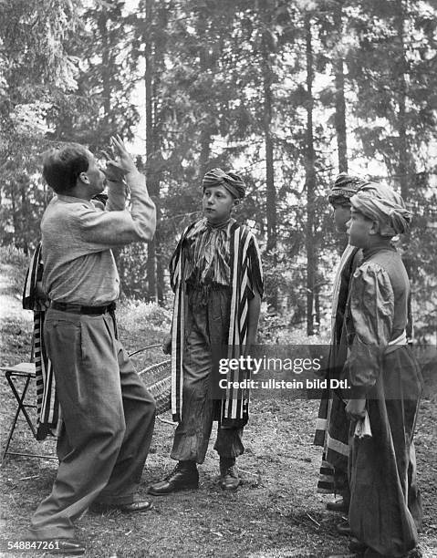 Vienna Boys Choir - with Oskar Schuh, Vienna Opera - holiday home in Austria, Woerthersee - published in Dame 9/1942 - picture: Marianne Colsman