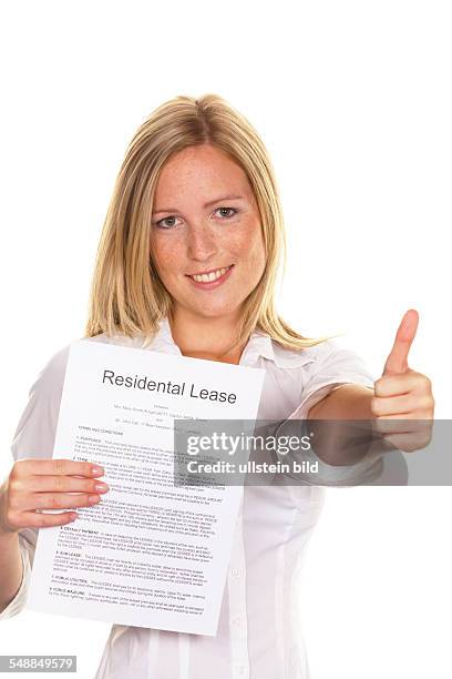 Woman with residental lease in English -