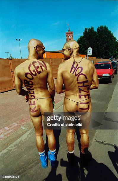 Germany Berlin Mitte - campaign 'have the heart to get married', lesbian and gay couples demonstrating in front of the register office -