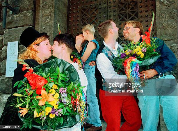 Germany Berlin Mitte - campaign 'have the heart to get married', lesbian and gay couples demonstrating in front of the register office -