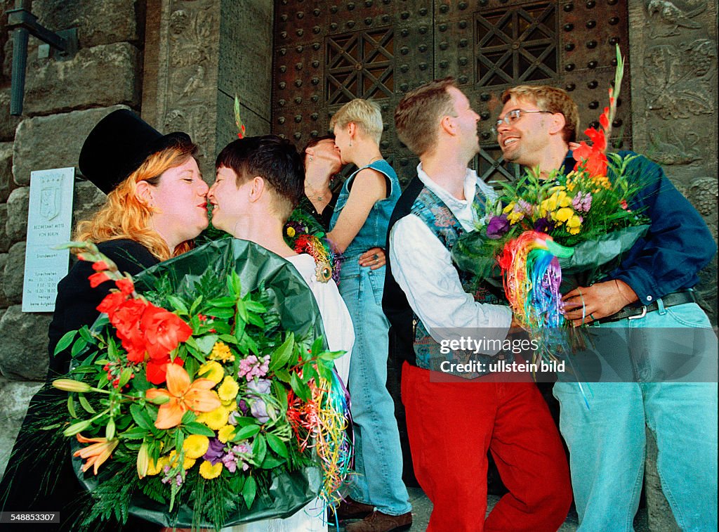 Germany Berlin Mitte - campaign 'have the heart to get married', lesbian and gay couples demonstrating in front of the register office - 10.08.1996