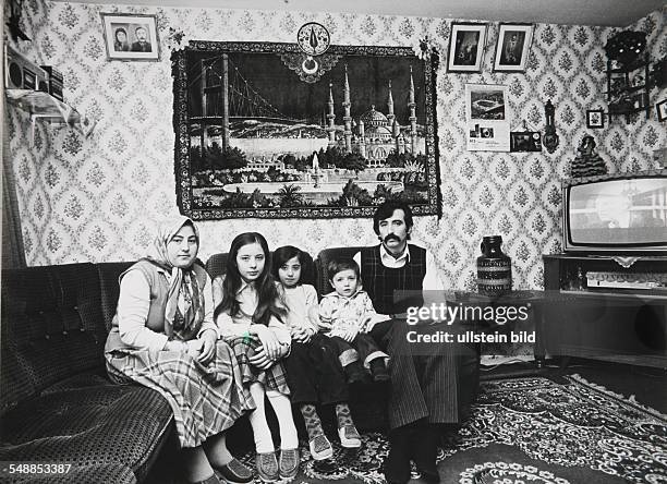 Germany North Rhine-Westphalia Gelsenkirchen - A Turkish family in their flat - um 1981