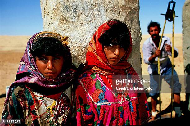 Tunisia - Berber girls at a desert well in the Grand Erg Oriental.